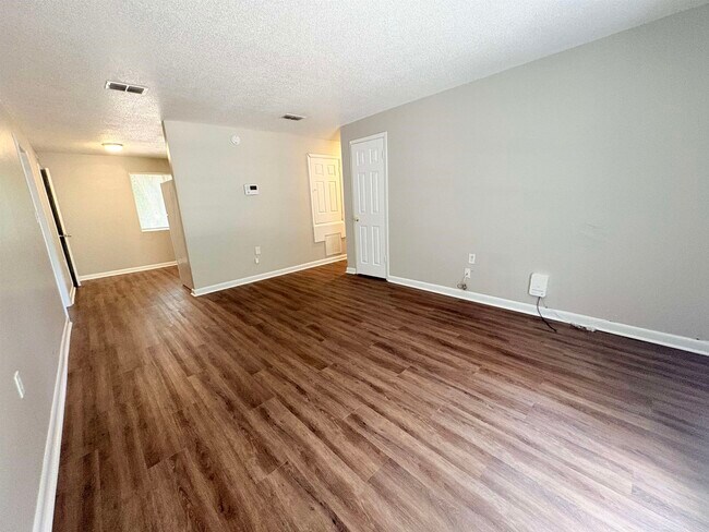 Building Photo - 2922 Oakwood Dr