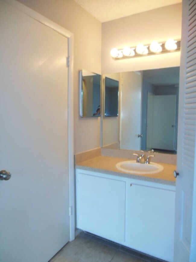 Building Photo - Move-In Ready Rental near Tanger Outlets!