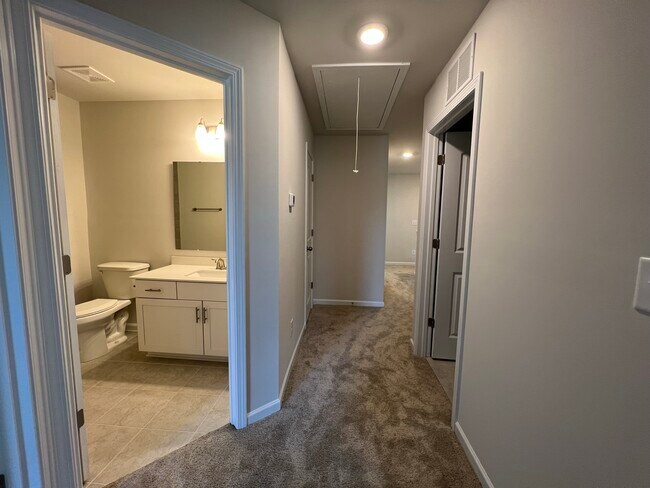 Building Photo - 208 Sagecroft Ln