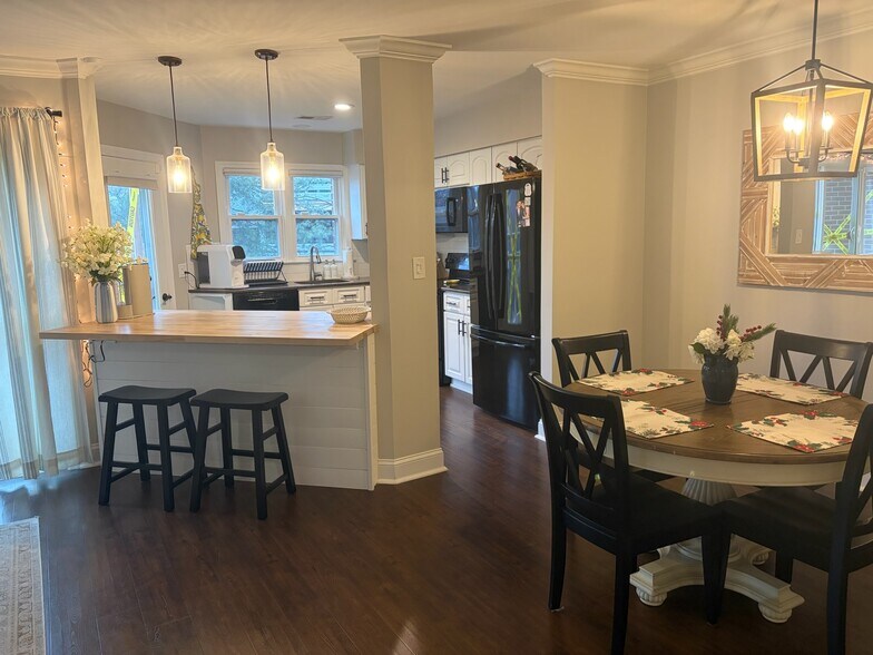 Building Photo - 7602 Lakeside Village Dr