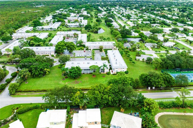 Building Photo - 18081 SE Country Club Dr