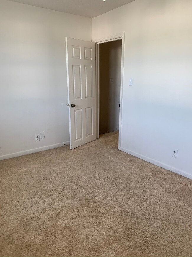 Building Photo - Apartment For Rent