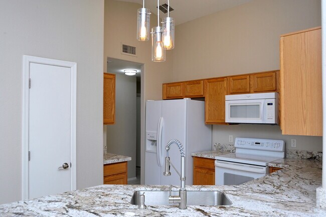 Building Photo - All tile 4 bedroom home in Oro Valley!