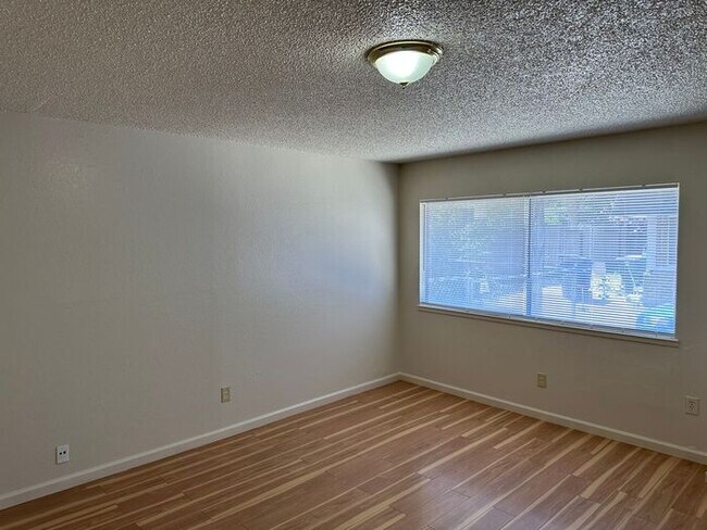 Building Photo - 3 Bedroom 1 Bathroom Duplex
