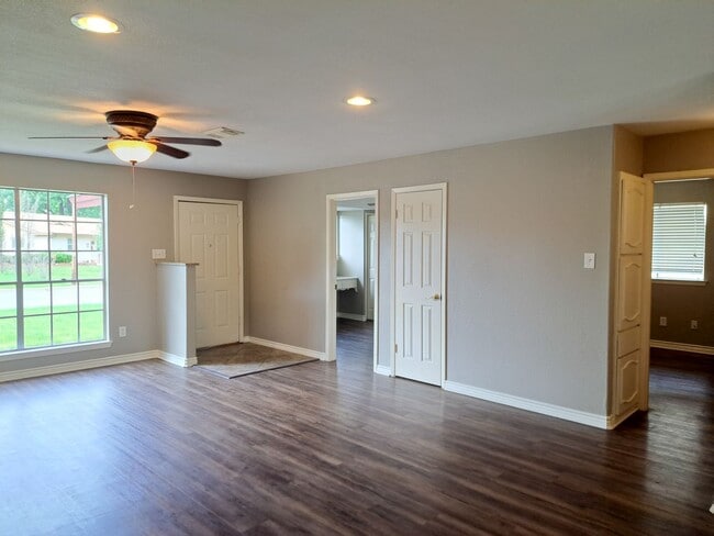 Building Photo - 3 Bedroom / 2 Bath / 2 Car Garage