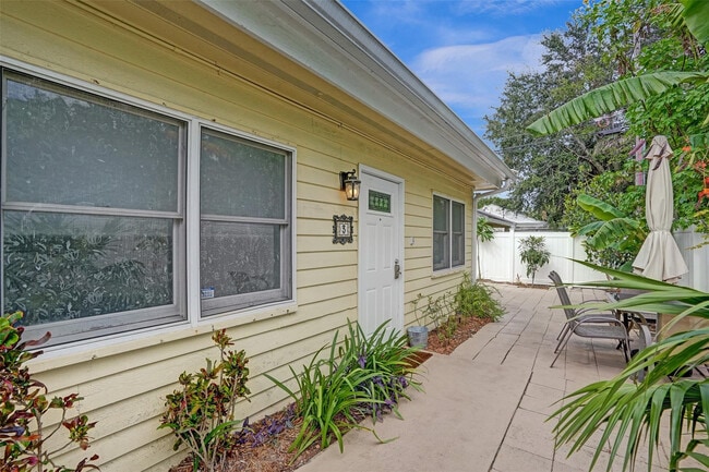 Building Photo - 901 SE 14th Ct