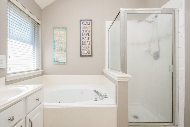 Building Photo - 5823 Knollwood Tr