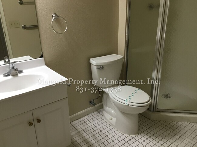 Building Photo - Comfortable 2-Bedroom 1-Bath Condo with Gr...