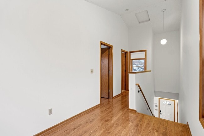 Building Photo - Spacious 3BR 2Bath Townhome in the desirable Seward Neighborhood!