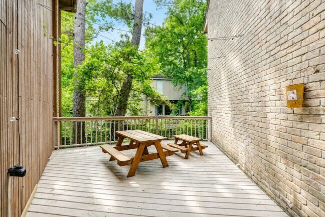 Building Photo - 201 Vanderpool Ln