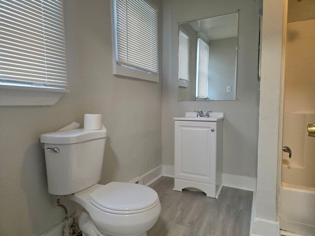 Building Photo - Freshly Renovated 2 Bedroom Townhome!