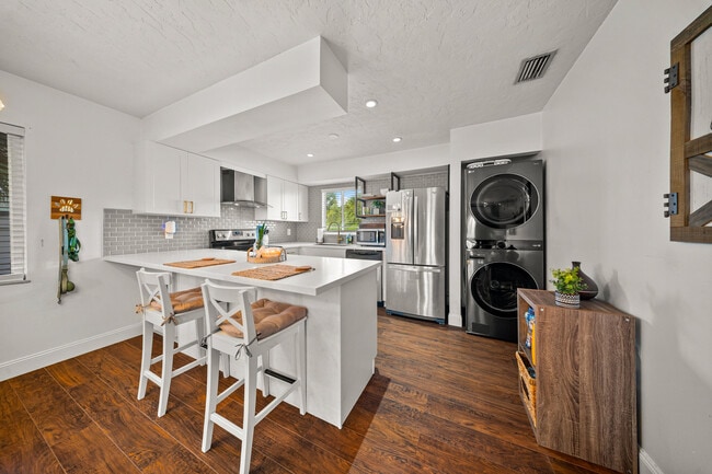 Building Photo - 197 SE Village Dr