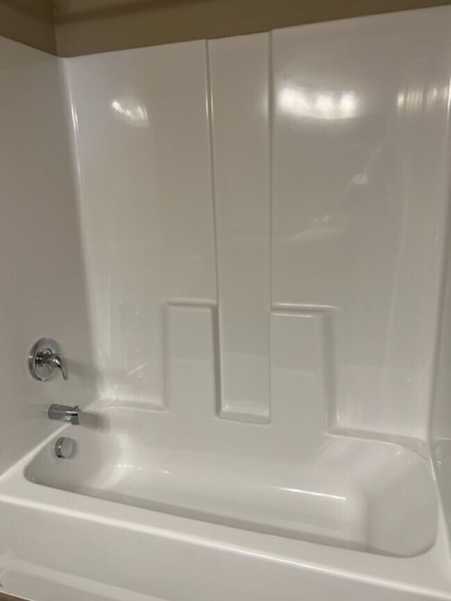 Building Photo - PRACTICALLY NEW 3 Bedroom Townhome