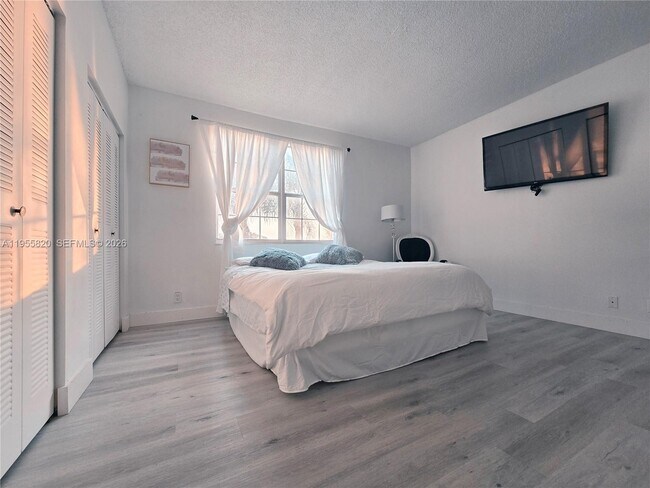 Building Photo - 1303 Presidio Dr