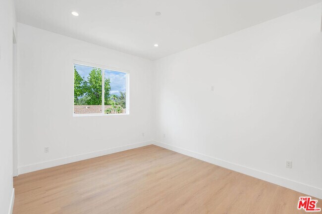 Building Photo - 5246 Auckland Ave