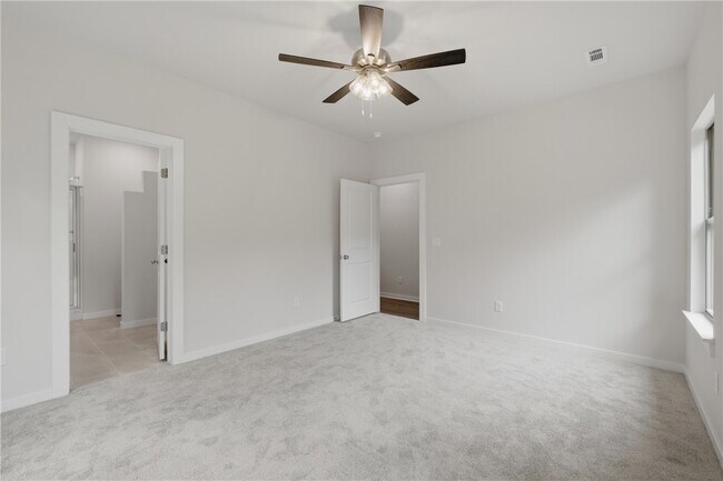 Building Photo - 6 Lowick Ln