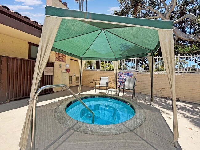 Building Photo - Beautiful 1BD/1BA W/ Reserved Parking and Laundry On-Site in La Jolla!
