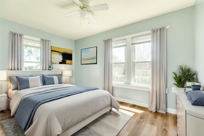 Building Photo - 302 W 8th St