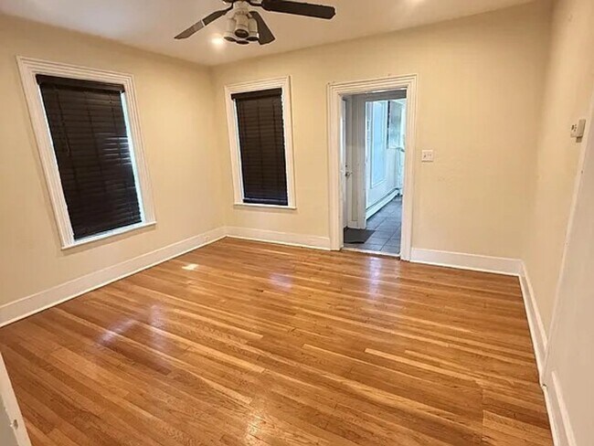 Building Photo - No Fee Single Family House with 5 Parking Spaces Included!  Laundry in Unit!