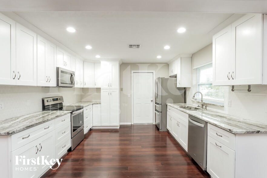 Building Photo - 10625 Wyndcliff Dr