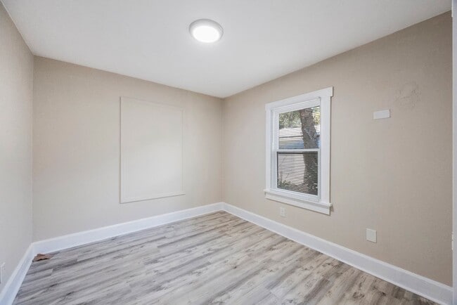Building Photo - Cosy 2 bedroom 1 bath home with nice size ...
