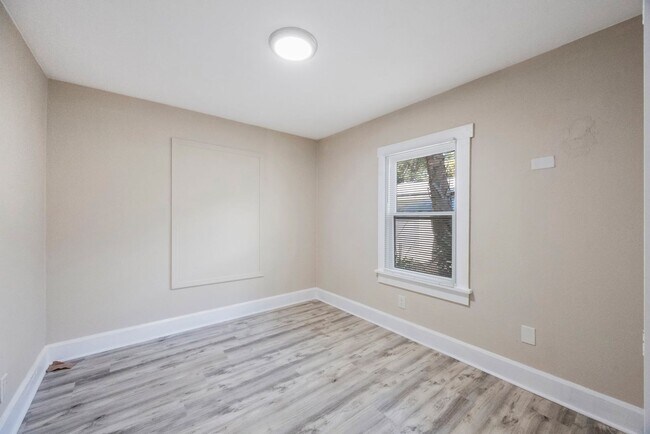 Building Photo - Cosy 2 bedroom 1 bath home with nice size yard $1850 SECTION 8 WELCOME**