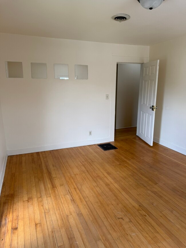 Building Photo - 613 S Dewey St
