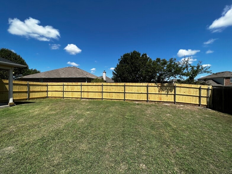 Building Photo - 1510 Shady Shores Dr