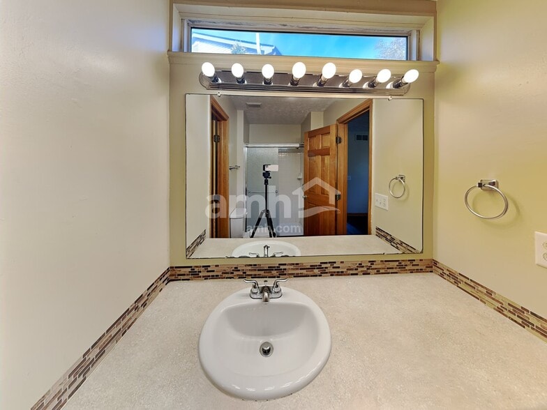 Building Photo - 808 Gascony Dr