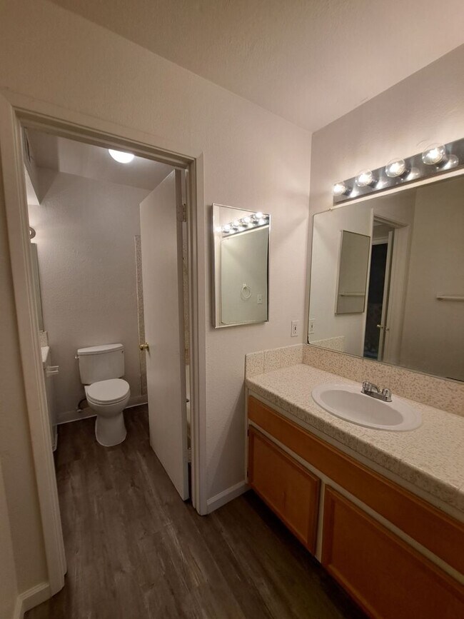 Building Photo - Charming 2-Bedroom Townhome in Fresno – Spacious Layout, Modern Kitchen & Community Amenities!