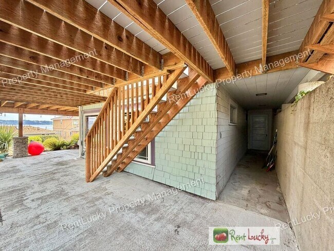 Building Photo - 1612 Markham Ave NE