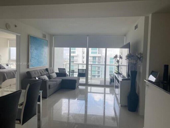 Building Photo - 1861 NW S River Dr