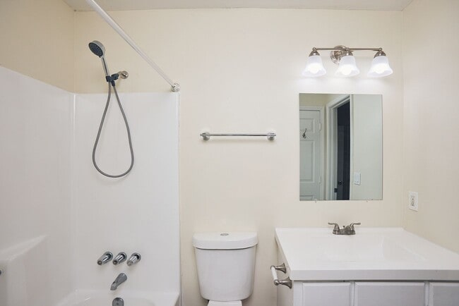 Building Photo - 2BR/2.5BA Townhome Gem with Fenced Yard, Fireplace & Bay Windows