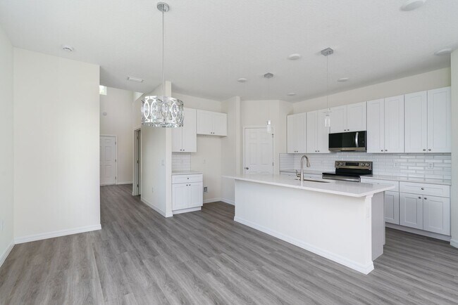 Building Photo - 4/3.5 with a loft in Longwood!