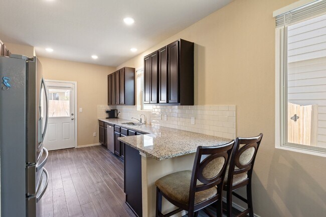 Building Photo - "Spacious 4-Bed Oasis with Granite Counter...