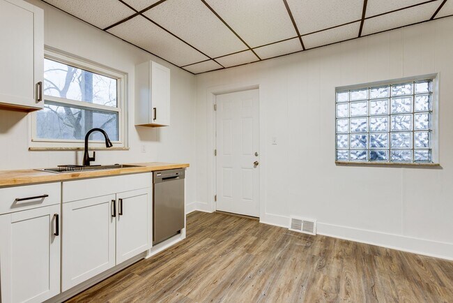 Building Photo - *AVAILABLE NOW!! ASK ABOUT OUR LEASING SPECIALS!!* BEAUTIFUL Fully Renovated Apartments
