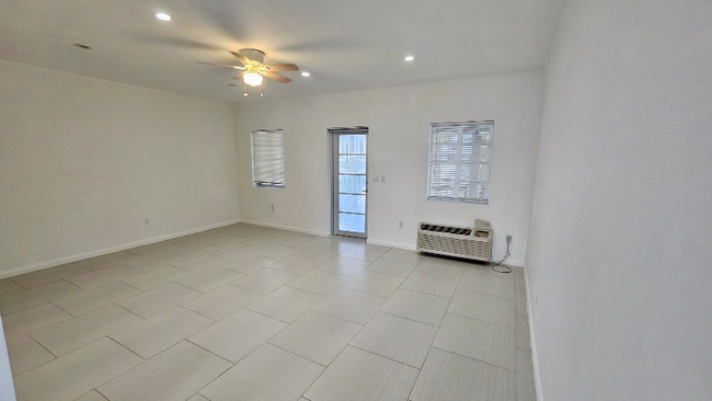 Building Photo - 916 W 42 St