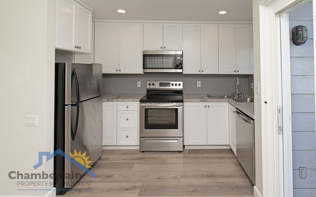Building Photo - 2 bedroom 1/5 bath in the Village and walk...