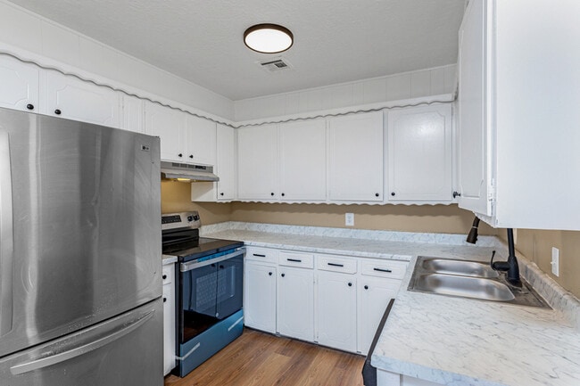 Building Photo - 4804 NW Hoover Ave