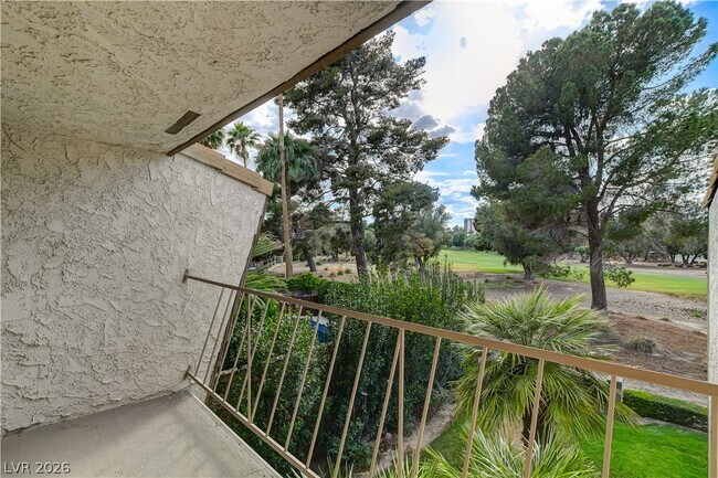 Building Photo - 3223 Pinehurst Dr