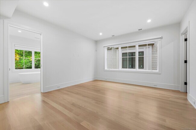 Building Photo - 191 Field Point Rd