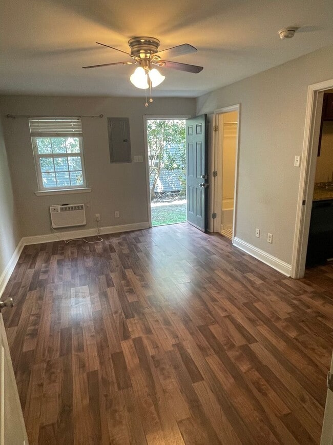 Building Photo - Renovated 1 bedroom with washer/dryer! Gated complex, centrally located.