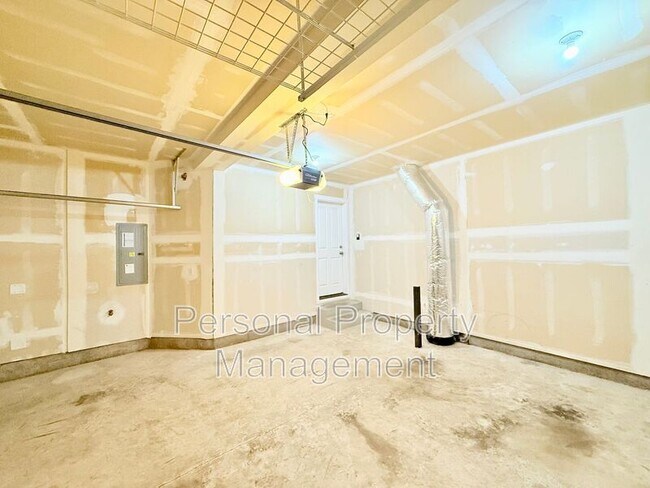 Building Photo - 6108 NE 71st Ave
