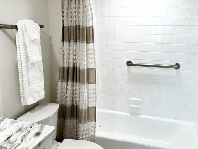 Building Photo - 40 NE Plantation Rd