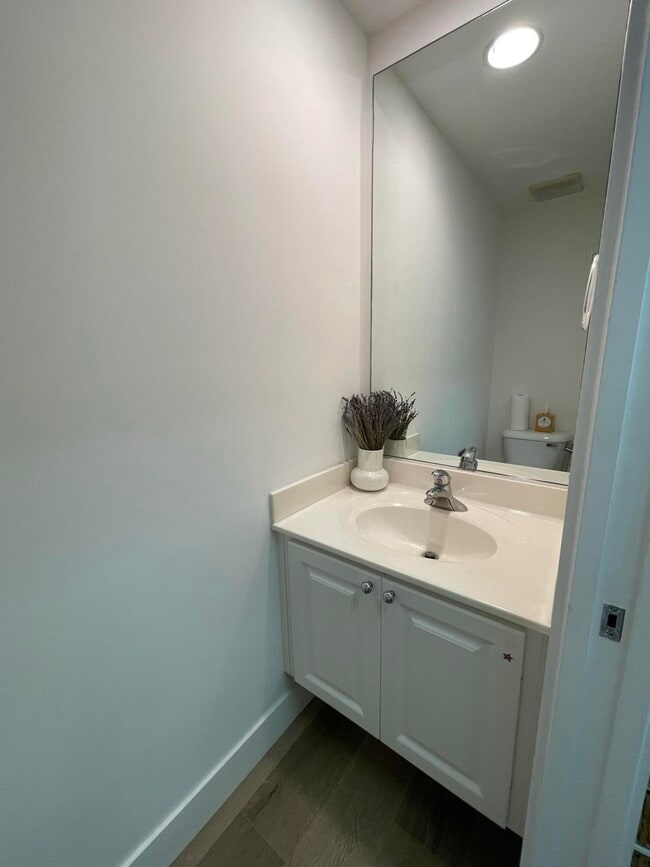 Building Photo - 245 Fortuna Dr