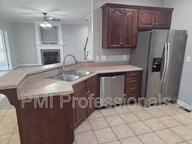 Building Photo - 617 Rambush Dr