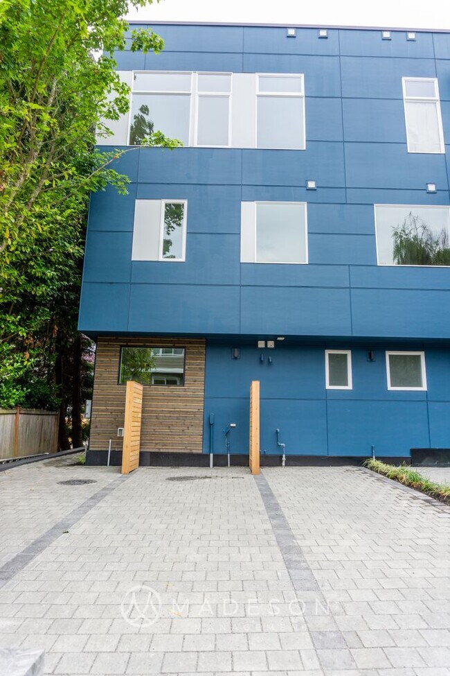 Building Photo - 9730 Woodlawn Ave N