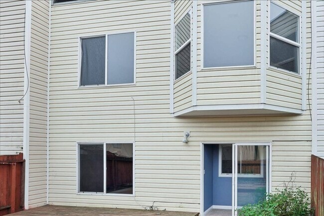 Building Photo - Fabulous 2 bed, 1 bath in San Francisco (Downstairs Unit)