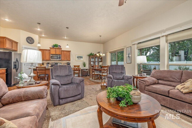 Building Photo - "Charming 3-Bedroom Home with 2 Full Baths in Boise's Sought-After West Dover Heights!"