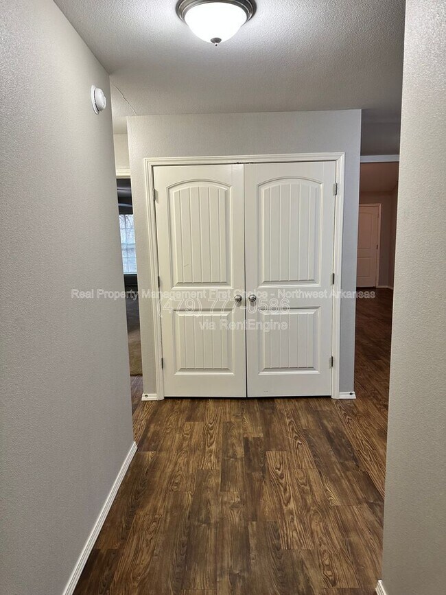 Building Photo - 2900 SW Amberwood Ave